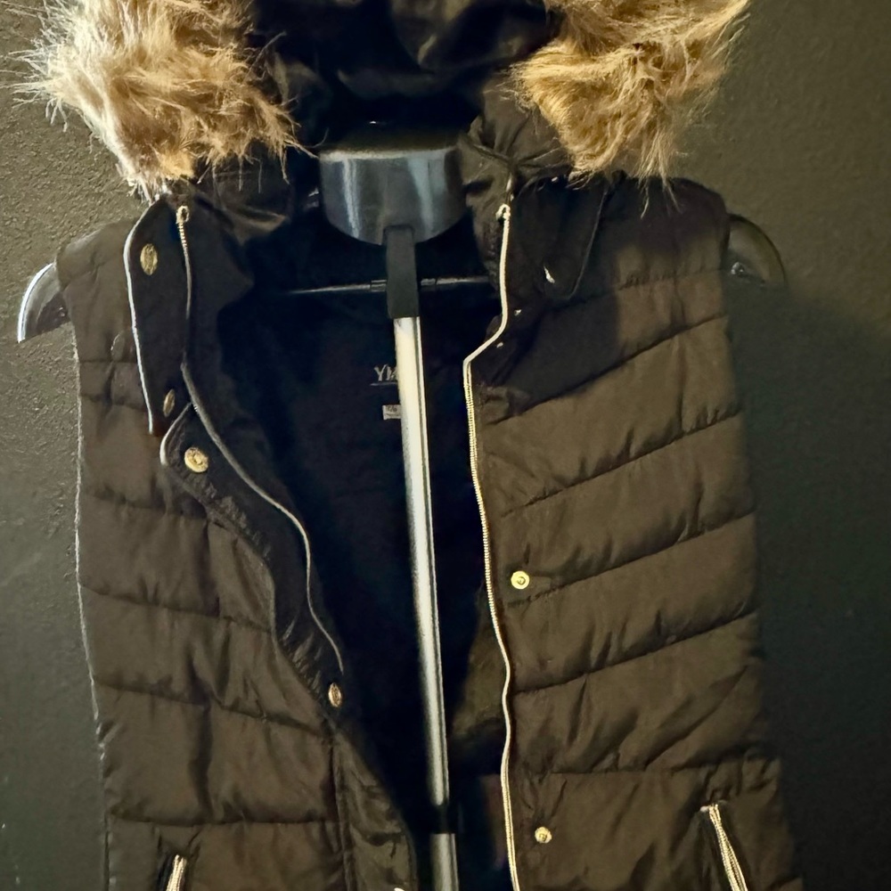 YMI Black Quilted Hooded Puffer Vest with Faux Fur Trim - Picture 3 of 10